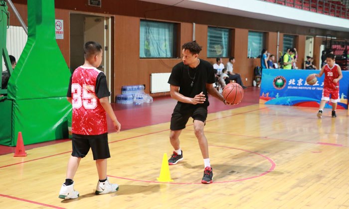 如何通过篮球夏令营提高团队协作能力?